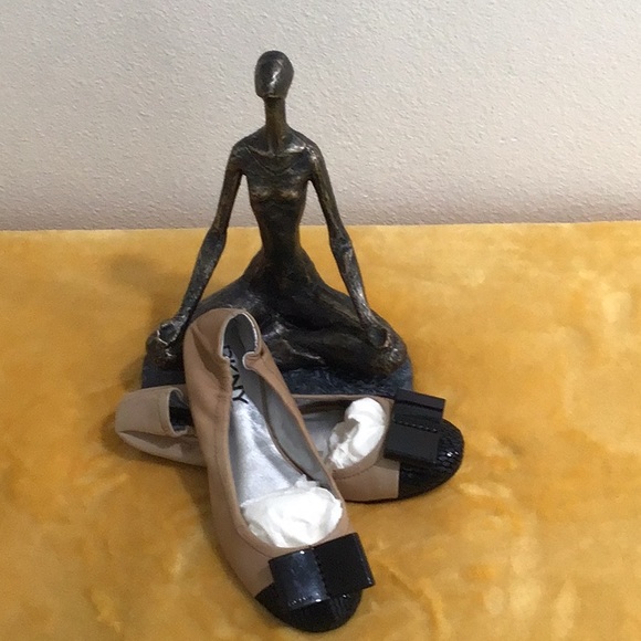 EUC DKNY “ Dasha “ Tortoise Bow Logo Flat Shoes Nude/Black - Picture 1 of 13